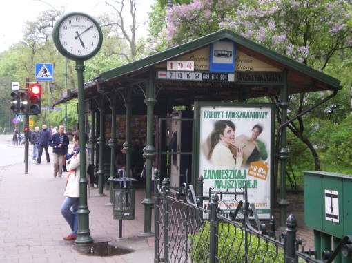 "Historyzująca" wiata na przystanku Poczta Główna przy Plantach w Krakowie