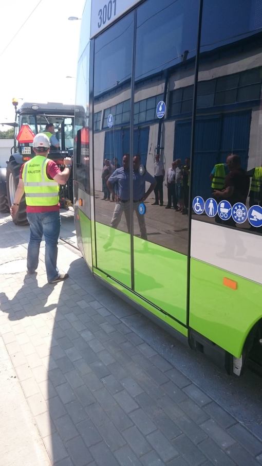 Solaris Tramino Olsztyn #3001 wciągany do hali postojowej zajezdni tramwajowej (12 czerwca 2015)