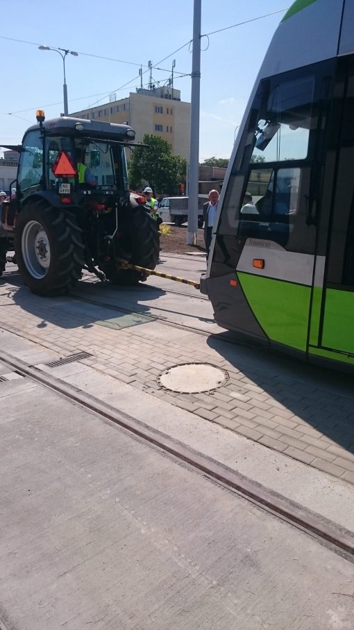 Solaris Tramino Olsztyn #3001 wciągany do hali postojowej zajezdni tramwajowej (12 czerwca 2015)