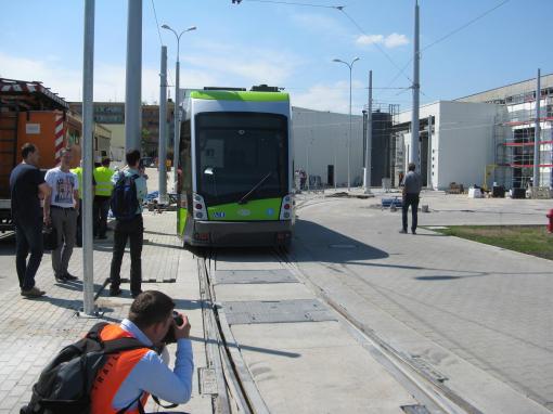 Solaris Tramino Olsztyn #3001 wciągany do hali postojowej zajezdni tramwajowej (12 czerwca 2015)