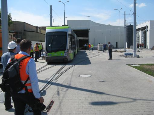 Solaris Tramino Olsztyn #3001 wciągany do hali postojowej zajezdni tramwajowej (12 czerwca 2015)