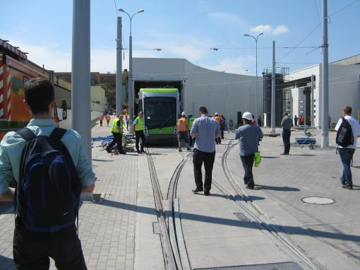 Solaris Tramino Olsztyn #3001 wciągany do hali postojowej zajezdni tramwajowej (12 czerwca 2015)