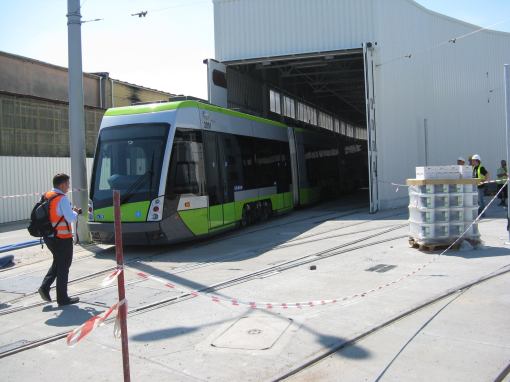 Solaris Tramino Olsztyn #3001 wciągany do hali postojowej zajezdni tramwajowej (12 czerwca 2015)