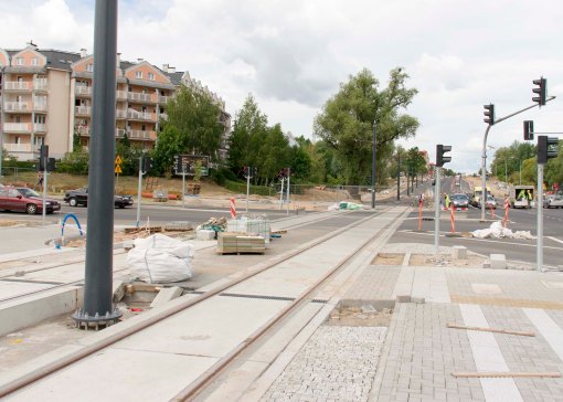 Budowa linii tramwajowej na skrzyżowaniu alei Sikorskiego z ulicami Wilczyńskiego i Płoskiego (12 lipca 2015)
