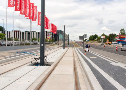 Budowa linii tramwajowej przy alei Sikorskiego (12 lipca 2015) - przystanek Real