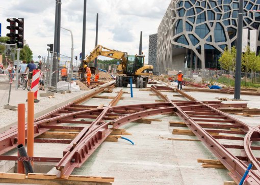 Budowa linii tramwajowej na skrzyżowaniu alei Sikorskiego z ulicami Tuwima i Synów Pułku (12 lipca 2015)
