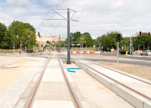 Budowa linii tramwajowej na skrzyżowaniu alei Sikorskiego z ulicami Pstrowskiego i Obiegową (12 lipca 2015)