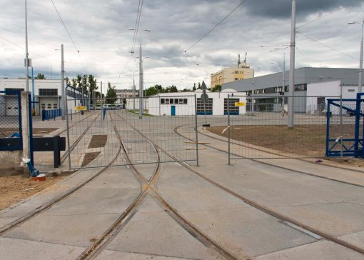Wjazd do zajezdni tramwajowej w ulicy Towarowej (12 lipca 2015)