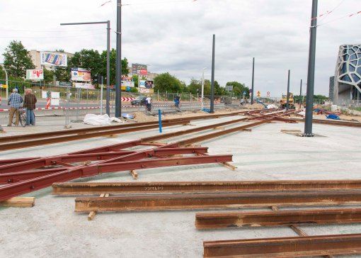 Budowa linii tramwajowej na skrzyżowaniu alei Sikorskiego z ulicami Tuwima i Synów Pułku (12 lipca 2015)
