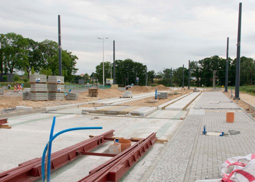 Budowa linii tramwajowej na skrzyżowaniu alei Sikorskiego z ulicami Tuwima i Synów Pułku (12 lipca 2015) - przystanek Galeria Warmińska