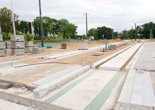 Budowa linii tramwajowej na skrzyżowaniu alei Sikorskiego z ulicami Tuwima i Synów Pułku (12 lipca 2015) - przystanek Galeria Warmińska