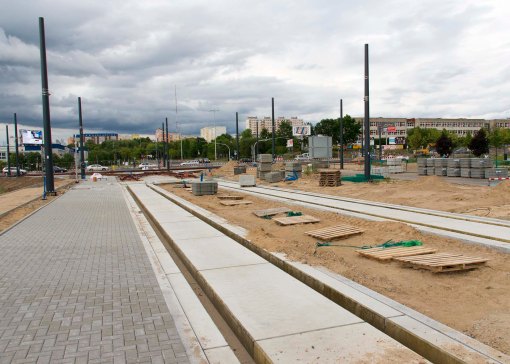 Budowa linii tramwajowej na skrzyżowaniu alei Sikorskiego z ulicami Tuwima i Synów Pułku (12 lipca 2015) - przystanek Galeria Warmińska