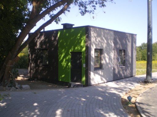 Budowa linii tramwajowej przy ulicy Tuwima (15 sierpnia 2015) - budynek socjalny dla motorniczych przy przystanku końcowym Uniwersytet-Prawocheńskiego