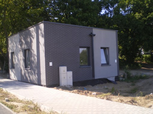 Budowa linii tramwajowej przy ulicy Tuwima (15 sierpnia 2015) - budynek socjalny dla motorniczych przy przystanku końcowym Uniwersytet-Prawocheńskiego