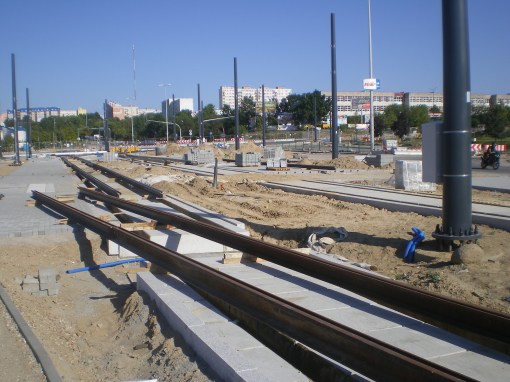 Budowa linii tramwajowej na skrzyżowaniu alei Sikorskiego z ulicami Tuwima i Synów Pułku (15 sierpnia 2015)