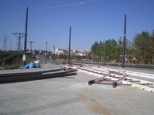 Budowa linii tramwajowej na skrzyżowaniu alei Sikorskiego z ulicami Tuwima i Synów Pułku (15 sierpnia 2015)