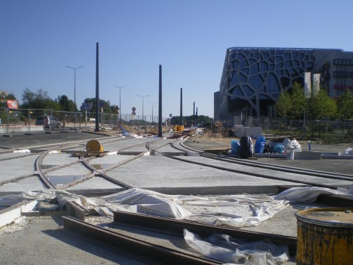 Budowa linii tramwajowej na skrzyżowaniu alei Sikorskiego z ulicami Tuwima i Synów Pułku (15 sierpnia 2015)