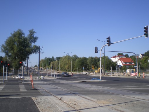 Budowa linii tramwajowej na skrzyżowaniu alei Sikorskiego z ulicami Płoskiego i Wilczyńskiego (15 sierpnia 2015)