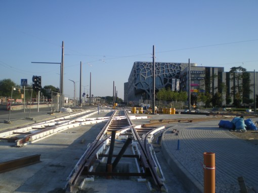 Budowa linii tramwajowej na skrzyżowaniu alei Sikorskiego z ulicami Tuwima i Synów Pułku (15 sierpnia 2015)