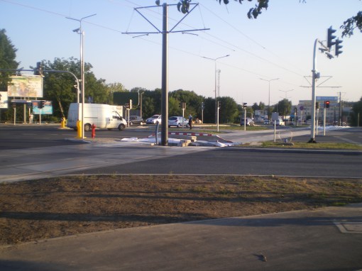 Budowa linii tramwajowej na skrzyżowaniu alei Sikorskiego z ulicami Pstrowskiego i Obiegową (15 sierpnia 2015)