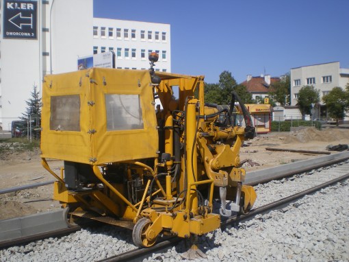 Podbijarka torowa na ulicy Towarowej (16 sierpnia 2015)