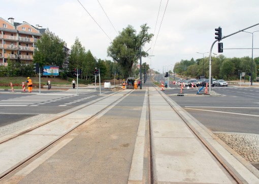 Budowa linii tramwajowej na skrzyżowaniu alei Sikorskiego z ulicami Płoskiego i Wilczyńskiego (16 września 2015)