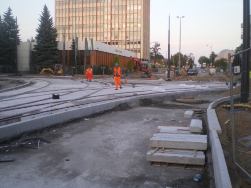 Budowa linii tramwajowej na skrzyżowaniu alei Piłsudskiego i ulicy Kościuszki (31 sierpnia 2015)
