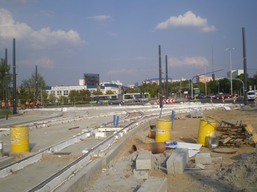Budowa linii tramwajowej na skrzyżowaniu alei Sikorskiego z ulicami Tuwima i Synów Pułku (1 września 2015)