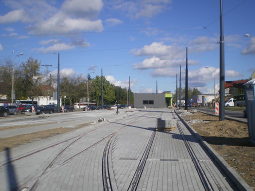 Budowa linii tramwajowej w ulicy Lubelskiej (21 września 2015) - tory odstawcze i budynek socjalny dla motorniczych przy przystanku końcowym Dworzec Główny