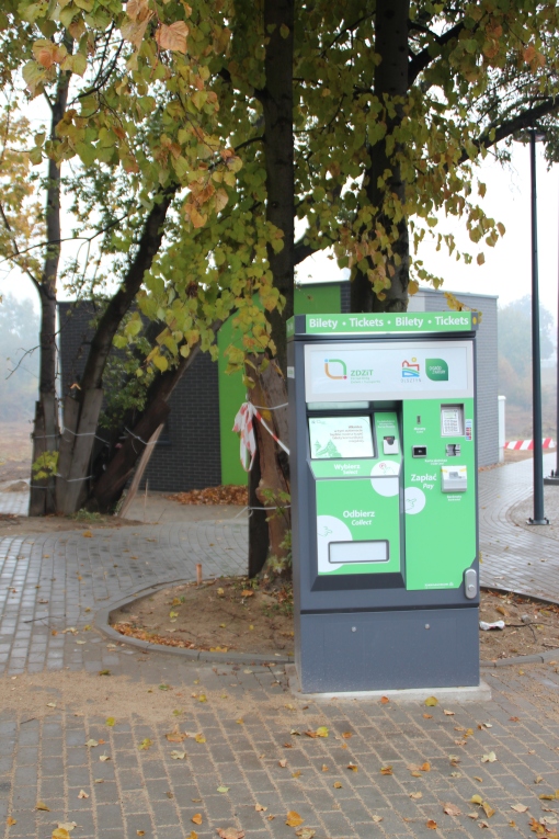 Budowa linii tramwajowej przy ulicy Tuwima (18 października 2015) - biletomat przy przystanku końcowym Uniwersytet-Prawocheńskiego