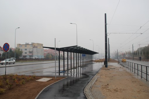 Budowa linii tramwajowej przy ulicy Witosa (18 października 2015) - wiata dla rowerów przy przystanku końcowym Kanta