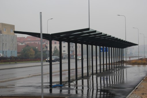 Budowa linii tramwajowej przy ulicy Witosa (18 października 2015) - wiata dla rowerów przy przystanku końcowym Kanta =