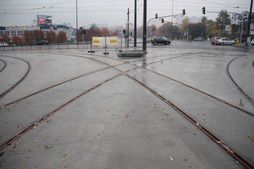 Budowa linii tramwajowej na skrzyżowaniu alei Sikorskiego z ulicami Tuwima i Synów Pułku (18 października 2015)
