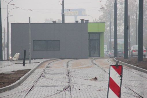 Budowa linii tramwajowej w ulicy Lubelskiej (18 października 2015) - tory odstawcze i budynek socjalny dla motorniczych przy przystanku końcowym Dworzec Główny