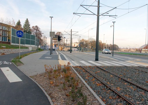 Linia tramwajowa przy ulicy Obiegowej (31 października 2015) - przystanek Szpital Wojewódzki