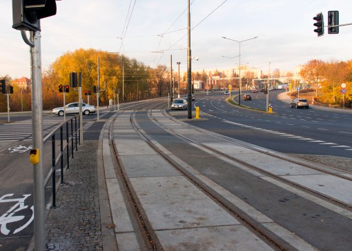 Linia tramwajowa przy alei Sikorskiego (31 października 2015) - skrzyżowanie z aleją Obrońców Tobruku