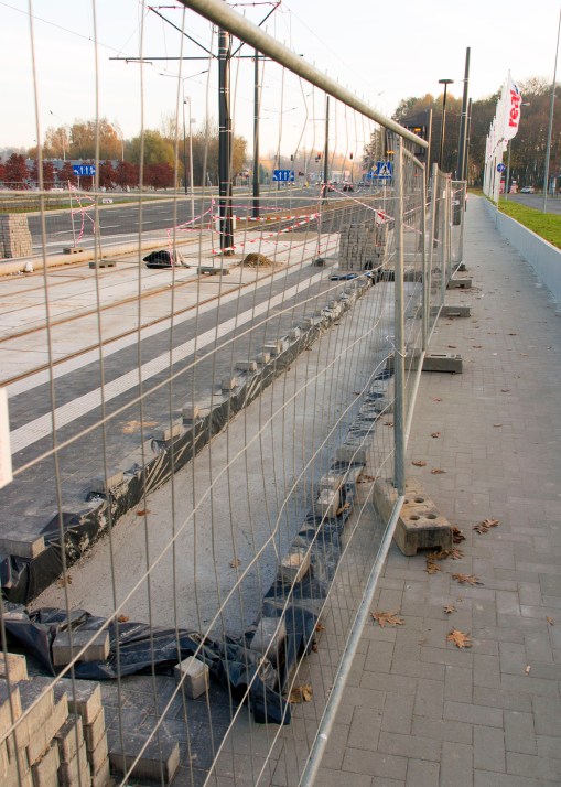 Linia tramwajowa przy alei Sikorskiego (31 października 2015) - przystanek Real