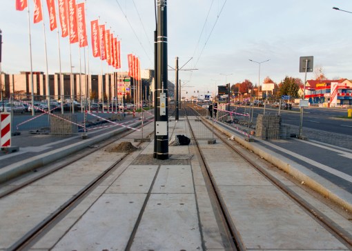 Linia tramwajowa przy alei Sikorskiego (31 października 2015) - przystanek Real