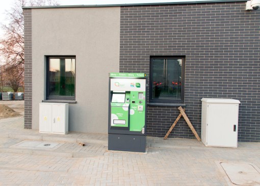 Linia tramwajowa przy ulicy Witosa (31 października 2015) - budynek socjalny dla motorniczych przy przystanku końcowym Kanta