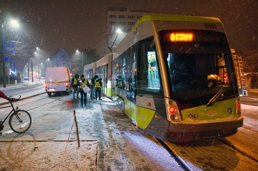 Solaris Tramino Olsztyn S111O #3001 odjeżdża z przystanku końcowego Dworzec Główny podczas trzeciego przejazdu próbnego (23 listopada 2015)