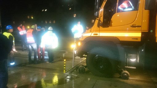 Samochód sieciowy Unimog na przystanku końcowym Kanta (16 listopada 2015)