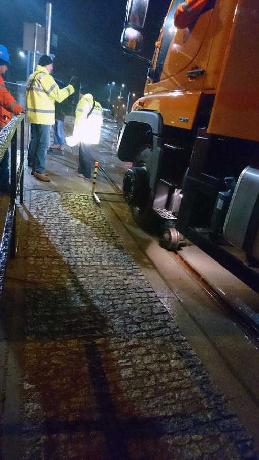 Samochód sieciowy Unimog na przystanku końcowym Kanta (16 listopada 2015)