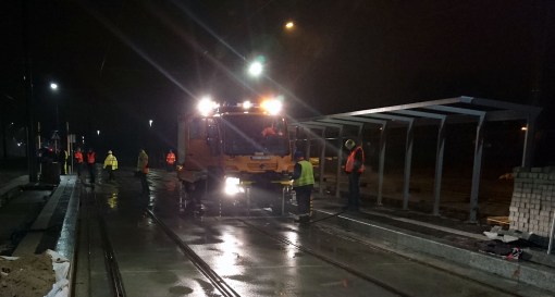 Samochód sieciowy Unimog na przystanku końcowym Kanta (16 listopada 2015)