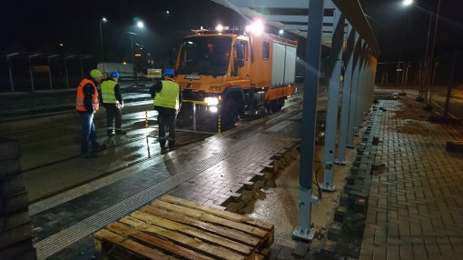 Samochód sieciowy Unimog na przystanku końcowym Kanta (16 listopada 2015)