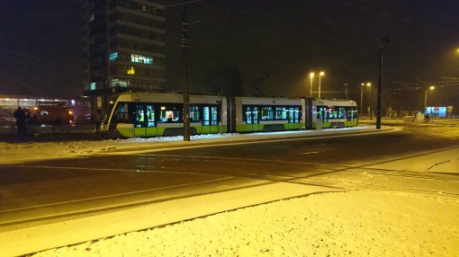 Solaris Tramino Olsztyn S111O #3001 na przystanku końcowym Dworzec Główny podczas trzeciego przejazdu próbnego (23 listopada 2015)