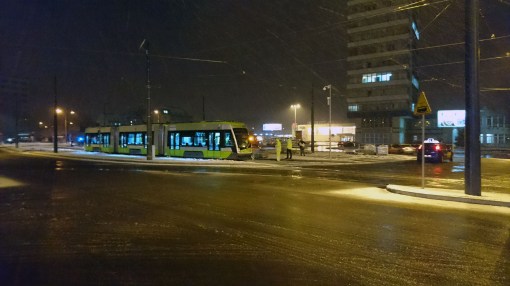 Solaris Tramino Olsztyn S111O #3001 na przystanku końcowym Dworzec Główny podczas trzeciego przejazdu próbnego (23 listopada 2015)