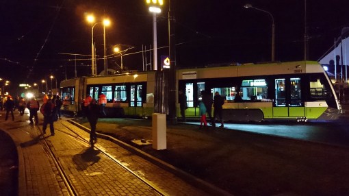 Solaris Tramino Olsztyn S111O #3001 na placu Konstytucji 3 Maja podczas pierwszego przejazdu próbnego (19 listopada 2015)