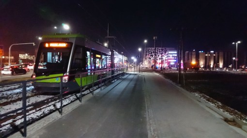 Solaris Tramino Olsztyn S111O #3001 przy skrzyżowaniu alei Sikorskiego z ulicami Synów Pułku i Tuwima podczas czwartego przejazdu próbnego (24 listopada 2015) Fot. Paweł Bukowski
