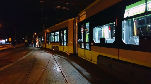 Solaris Tramino Olsztyn S111O #3001 na torach odstawczych przy przystanku Dworzec Główny podczas pierwszego przejazdu próbnego (19 listopada 2015)
