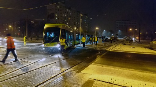 Solaris Tramino Olsztyn S111O #3001 na przystanku końcowym Dworzec Główny podczas trzeciego przejazdu próbnego (23 listopada 2015)